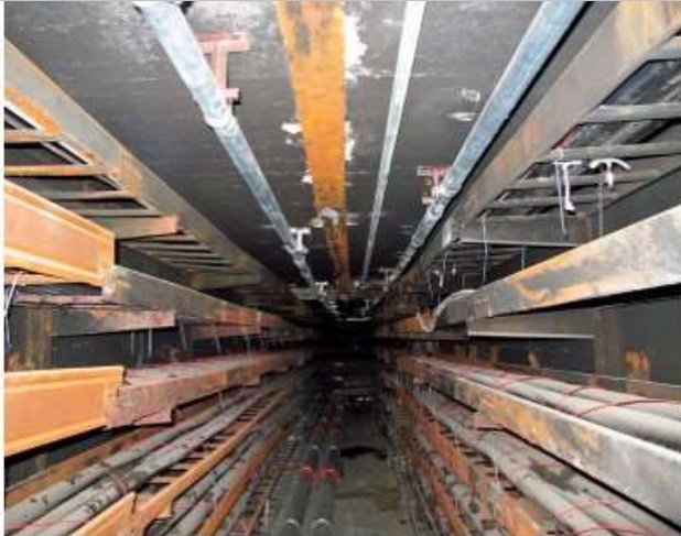 这是火灾后经过维修后的电缆桥架,火灾痕迹依然醒目 这是火灾后经过维修后的电缆桥架,火灾痕迹依然醒目